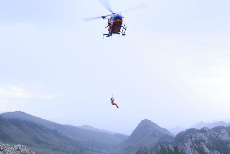 Уулархаг бүсэд өргөгч төхөөрөмжтэй аврах ажиллагааны агаарын сургалт зохион байгуулж байна