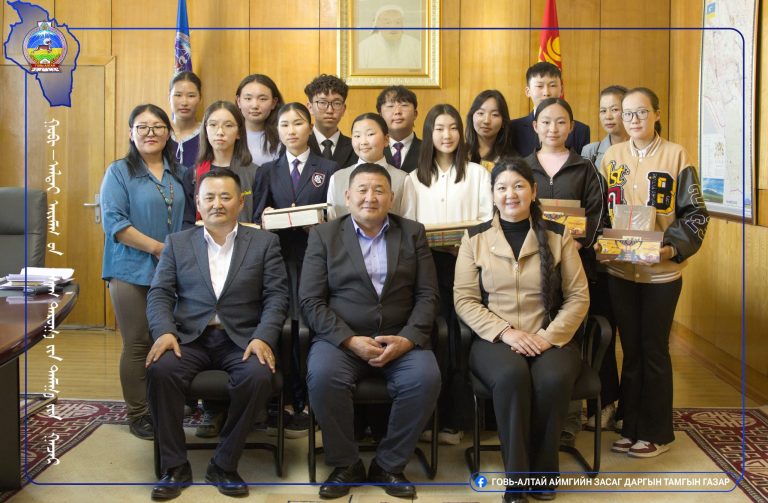 Говь-Алтай аймгийн удирдлага ЭЕШ-д өндөр оноо авсан сурагчидтай уулзлаа