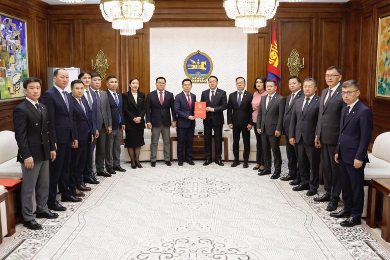 Оюу толгойн бүлэг ордын асуудлаар Хянан шалгах түр хороо байгуулах тогтоолын төслийг өргөн мэдүүллээ