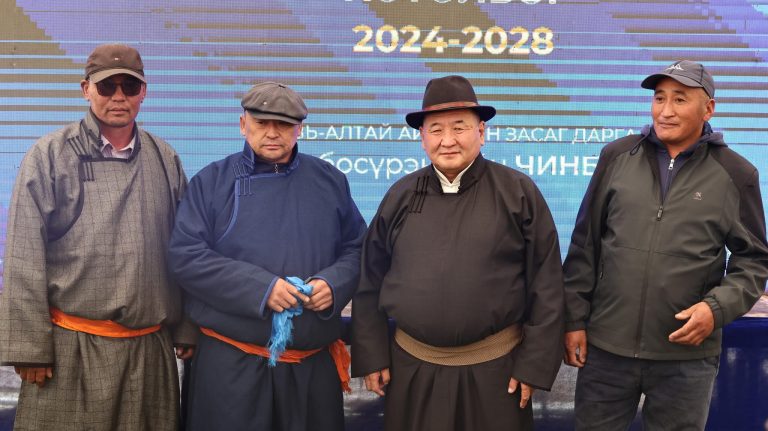 Говь-Алтай: Бугат сумын багийн эмч нарт шинэ машин гардууллаа