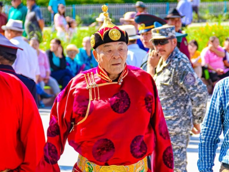 Үндэсний бөхийн түүхэнд тод мөрөө үлдээсэн Увс нутгийн аваргууд