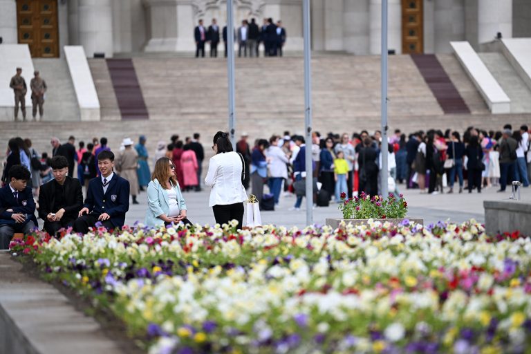 Нийслэлийн таван дүүргийн 20 байршилд 321 мянган цэцэг суулгана