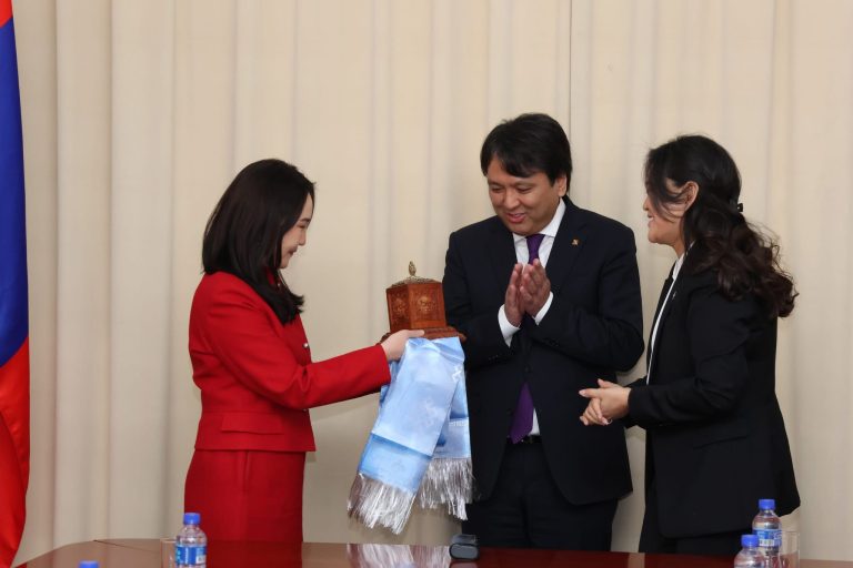 Соёл, спорт, аялал жуулчлал, залуучуудын сайд Ч.Ундрам тамгаа гардан авлаа