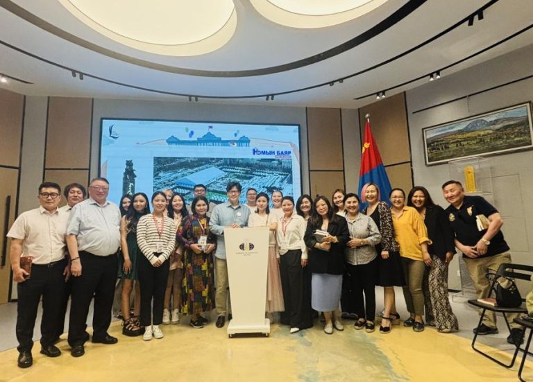 Монголын зохиолчид Бээжин хотод уншигчидтай уулзлаа