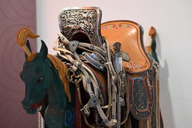 “Монгол дархан: өв, урлахуй” тусгай үзэсгэлэнд 60 уран бүтээлч 138 бүтээлээ дэлгэлээ