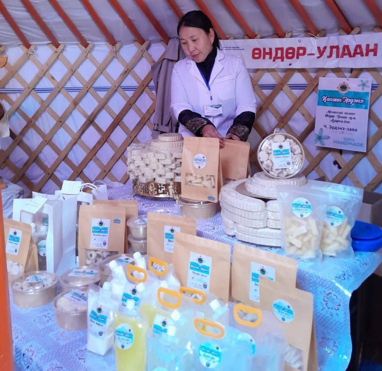 Хуванцарын хэрэглээг бүрэн халсан Өндөр-Улаан сумын манлайлагч бүсгүй