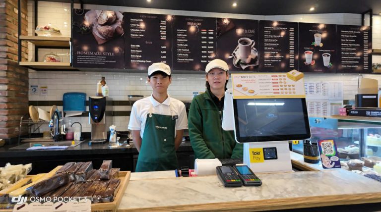 Өглөө сурагч, орой бариста