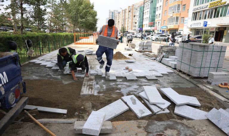 Геологийн төв лабораторийн уулзвараас Саппорогийн уулзвар хүртэлх явган замын ажлын явц 50 хувьтай байна