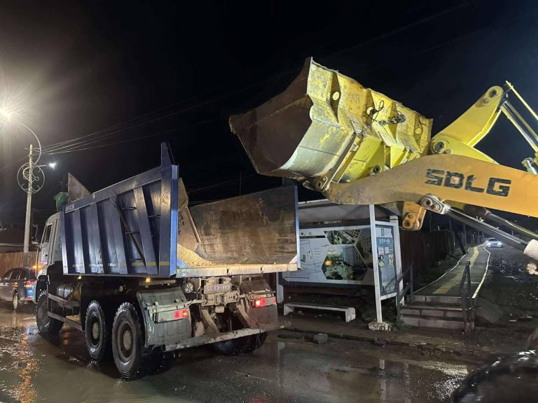 Өнгөрсөн шөнө 30 байршилд алба хаагчид 39 мотопомп, 87 техник хэрэгсэлтэй үерийн эрсдэлээс сэргийлж ажиллав