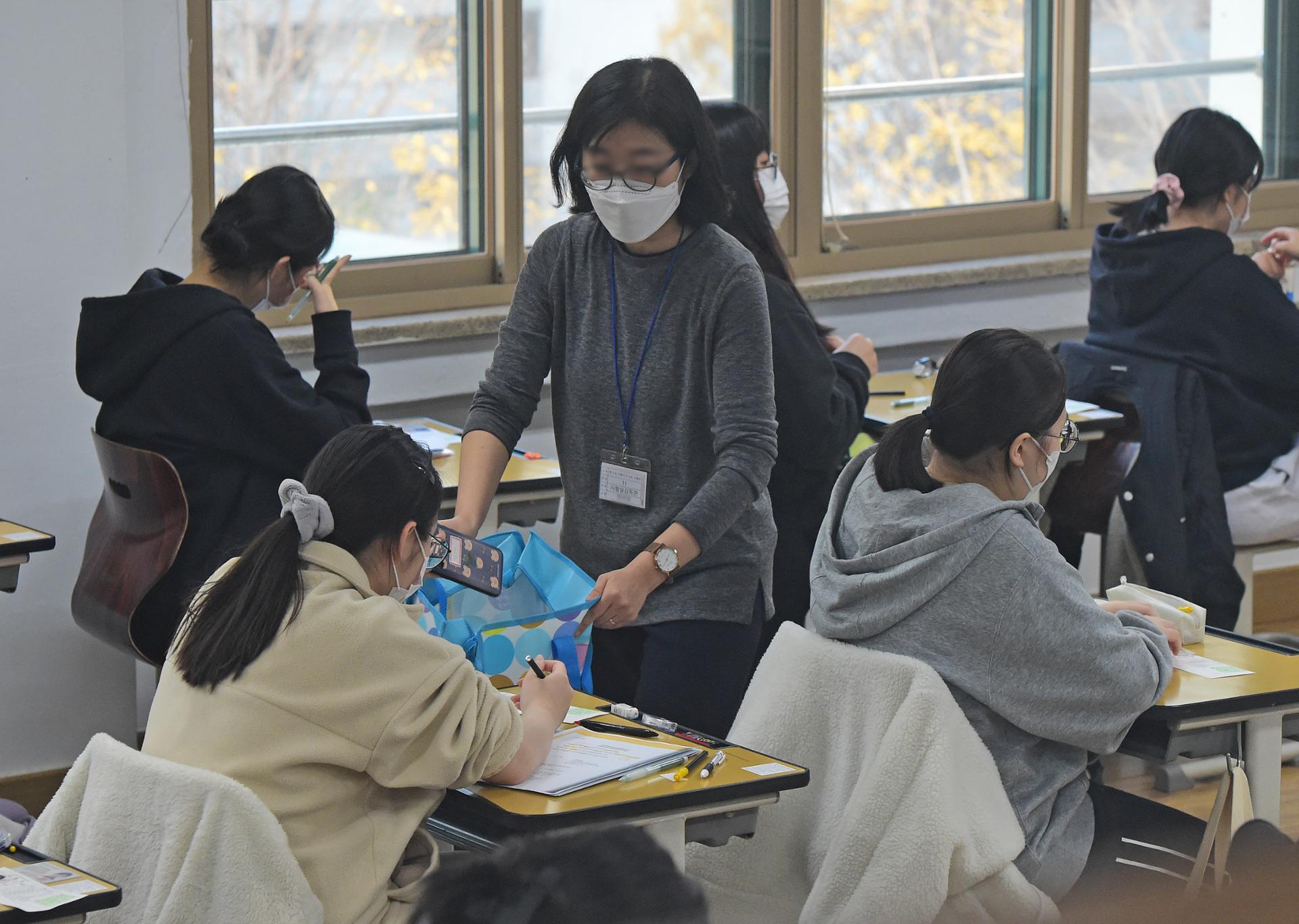 БНСУ-д сурагчид хичээлийн танхимд утас ашиглахыг хуулиар хориглоно