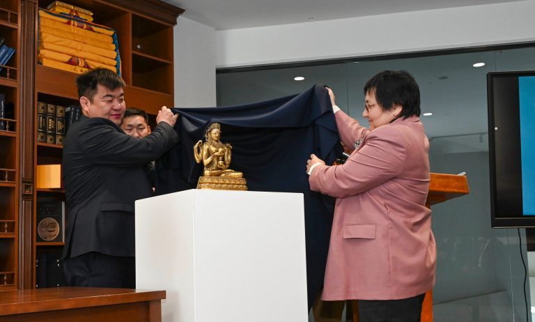 Нэрт эрдэмтэн Ц.Дамдинсүрэнгийн охин Лхам Норжүнма бурханыг Чингис хаан Үндэсний музейд хандивлалаа