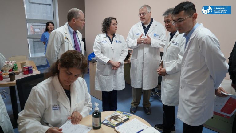 АНУ-ын 16 эмч ЭХЭМҮТ-д үзлэг оношилгоо, эмчилгээ хийлээ