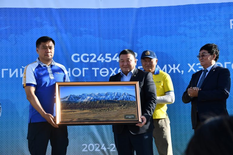 Говь-Алтай аймагт 1.2 тэрбум төгрөгийн эмнэлгийн тоног төхөөрөмж хандивлалаа