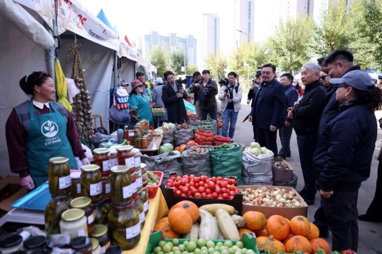 Ерөнхий сайд Г.Занданшатар тариаланч, ногоочидтой уулзлаа