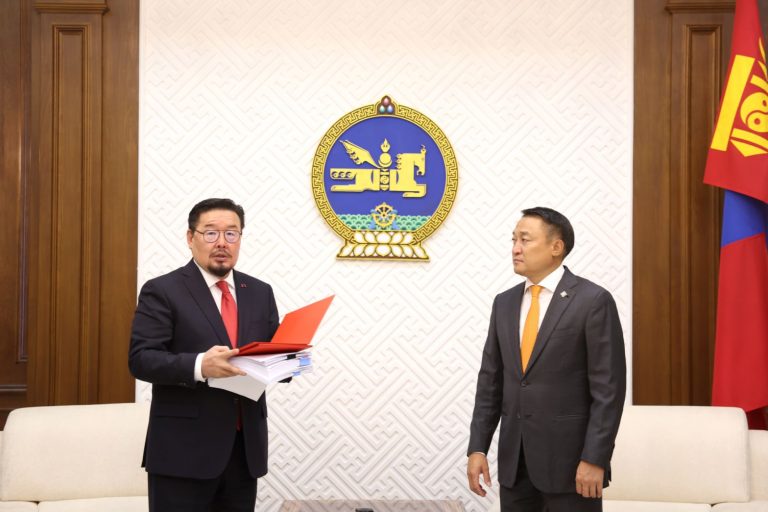 Засгийн газар Монгол Улсын 2026 оны төсвийн төслийг УИХ-д өргөн барилаа