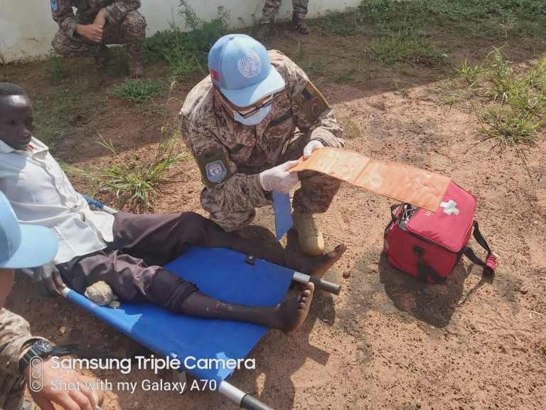 Хөлөндөө буудуулаад жил өнгөрсөн ч тусламж авч чадаагүй дүрвэгчид Монголын энхийг сахиулагчид тусламж үзүүлжээ