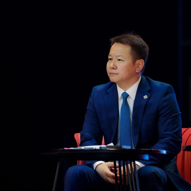 Нийгмийн олон асуудлууд шилээ даран хүлээж байхад сүүлийн нэг сар бид зүгээр л хэрүүл дунд байлаа