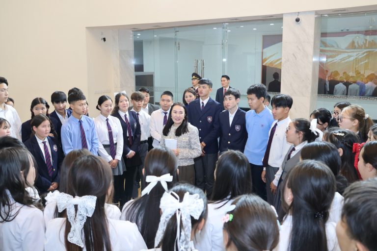 Сэлэнгэ аймгийн Мандал сумын 4-р сургуулийн сурагчид Төрийн ордонтой танилцжээ