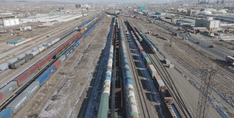 Өнөөдөр 53 вагон буюу 3,180 тонн АИ-92 автобензиныг холбогдох өртөөд дээр буулгаж байна