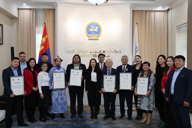 Утга зохиолын 2024 оны шилдэг бүтээлийн эздэд батламж гардууллаа