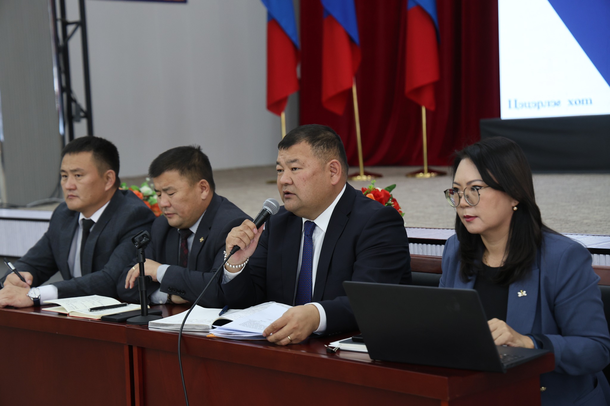 Архангай: Шаардлагатай тохиолдолд 0-5 насны хүүхэдтэй эцэг эхчүүдийг цахимаар ажиллуулна