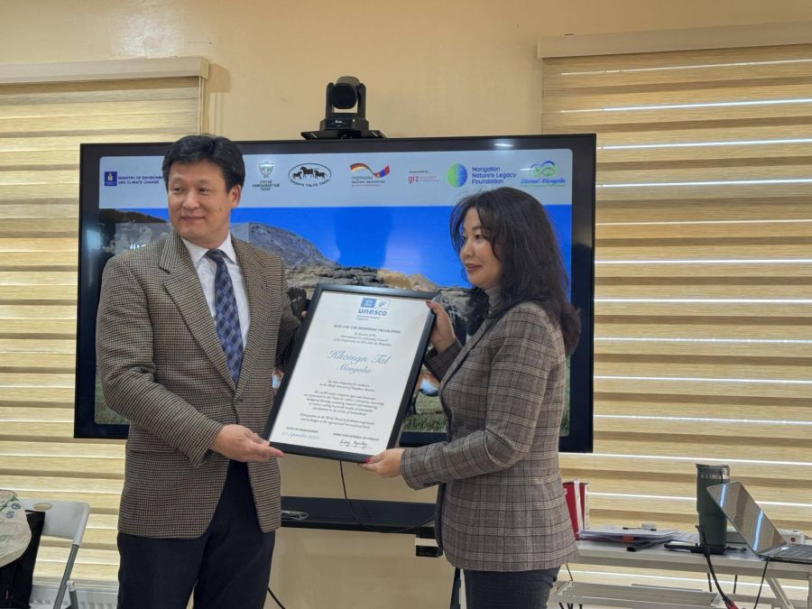 Хомын тал Байгалийн цогцолборт газрыг ЮНЕСКО-гийн Шим мандлын нөөц газрын сүлжээнд бүртгүүлсэн батламжаа гардав