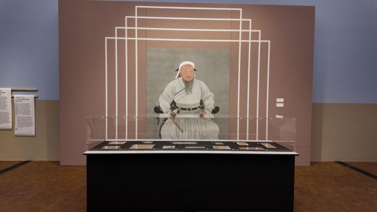 “Монгол орон: Цаг хугацааны аялал” үзэсгэлэнг Швейцарын Цюрих хотноо толилуулж эхэллээ