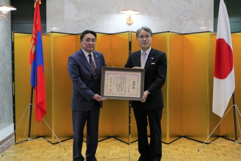 МУИС-ийн профессор С.Баттулгад Японы Гадаад хэргийн сайдын өргөмжлөл гардууллаа