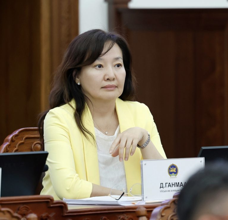 УИХ-ын гишүүн Д.Ганмаа Эрүүл мэндийн сайд Ж.Чинбүрэнг Ёс зүйн дэд хороонд өгчээ