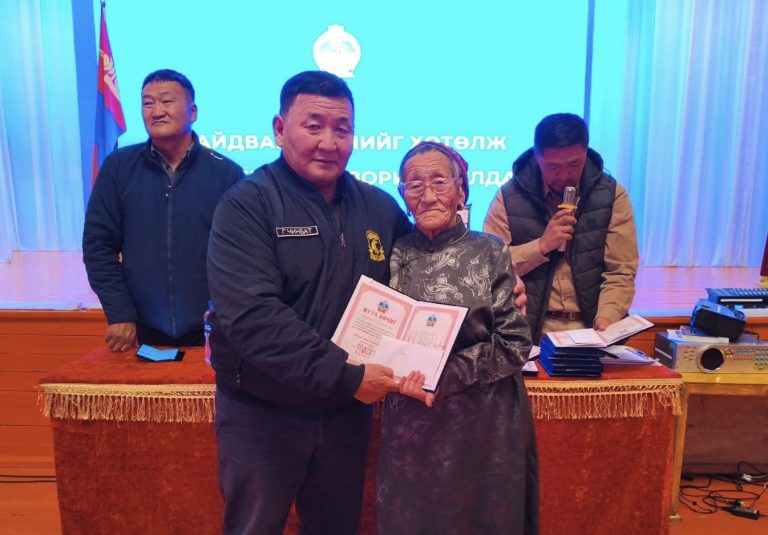 Говь-Алтай аймгийн Засаг дарга Г.Чинбат Бугат суманд ажиллалаа