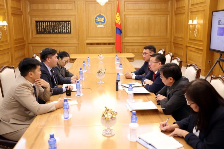 Ерөнхий сайд Г.Занданшатар суулт зарлаж буй багш нарын төлөөлөлтэй уулзжээ