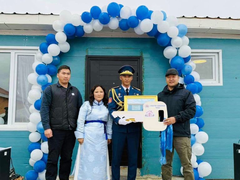ОБЕГ: 9 дэх албан хаагчдаа байшингийн түлхүүр гардуулан өглөө