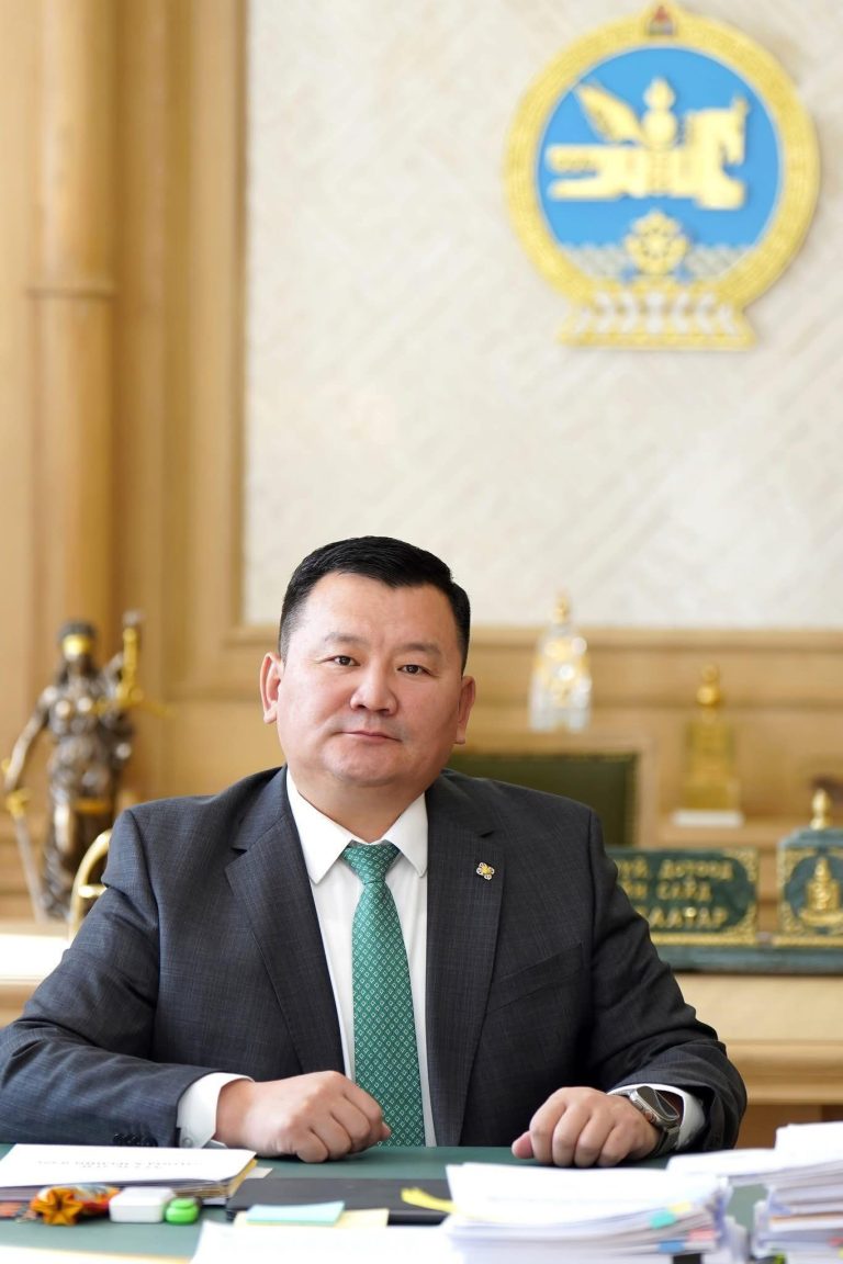 Л.Мөнхбаатар: ХЗДХ-ийн сайдын өндөр хариуцлагатай албыг хашиж, үүрэгт ажлаа хүлээлгэн өглөө