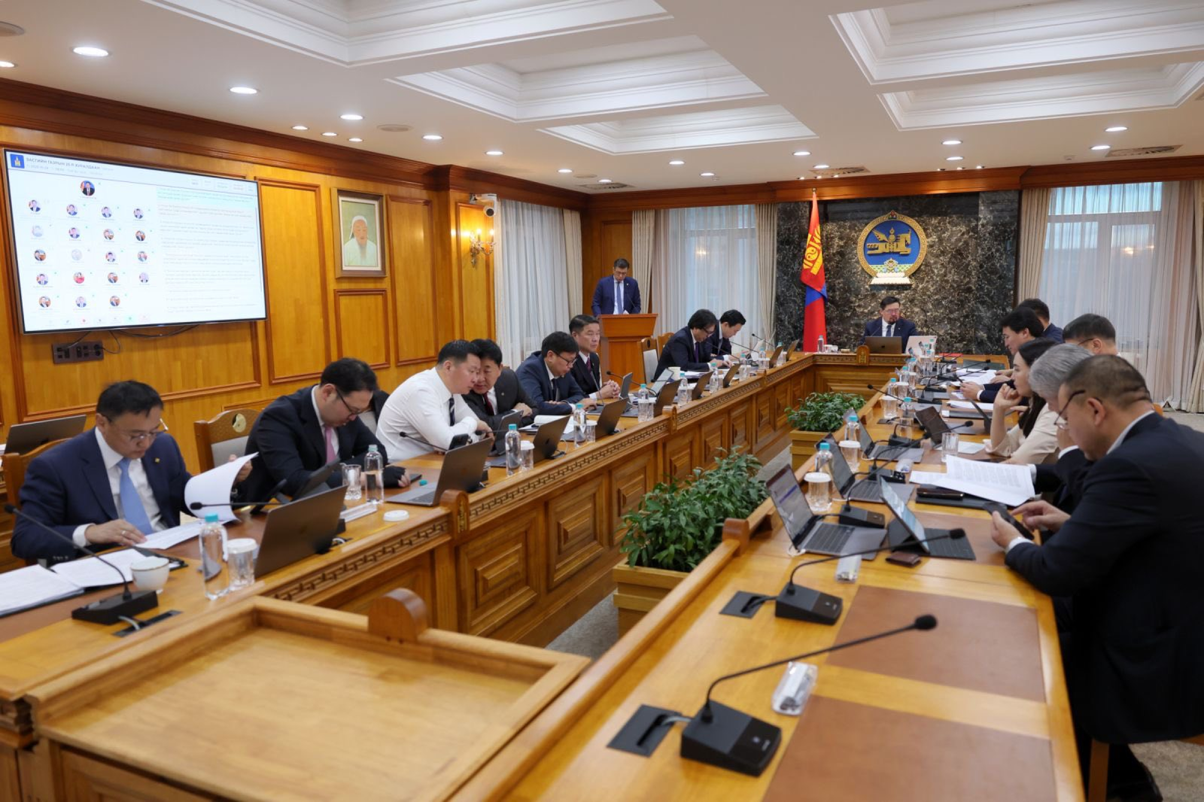 Засгийн газар өнөөдөр ээлжит бусаар хуралдаж байна