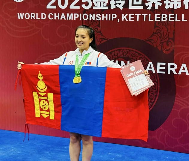 Дэслэгч Б.Ундрах дэлхийн аваргаас хос алтан медаль хүртлээ