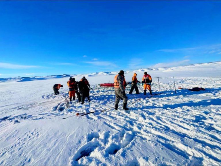 Гол, нуурын мөсөнд цөмөрсөн 16 тээврийн хэрэгслийг гаргаж, 22 иргэний амь насыг авран хамгаалжээ