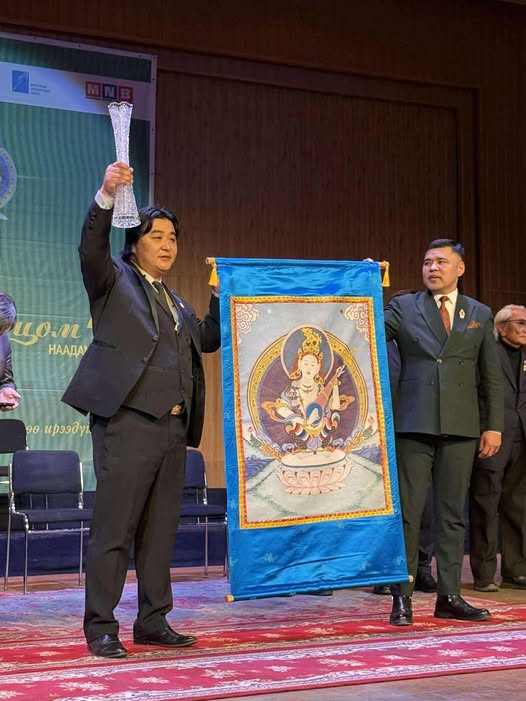 Н.Минжинсайхан “Үг” шүлгээрээ 43 дахь удаагийн “Болор цом”-ын эзэн болжээ
