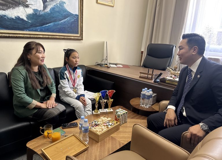 УИХ-ын гишүүн П.Мөнхтулга Дэлхийн хошой аварга Б.Эрмүүнзаяаг хүлээн авч уузлаа