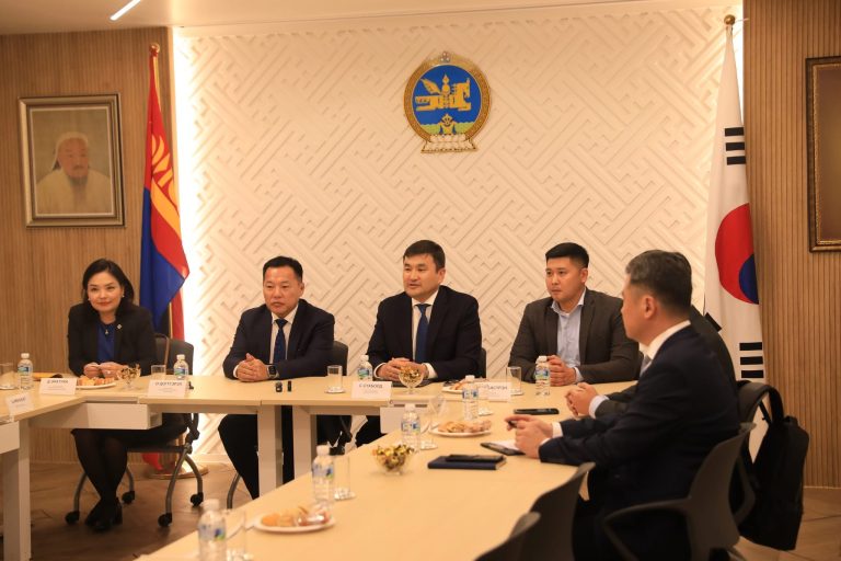 АН-ын удирдлагууд БНСУ-д суугаа иргэдтэй зорчих виз, хөдөлмөр эрхлэлтийн талаар ярилцжээ