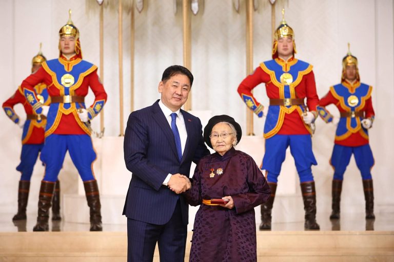 “Загасны Дулмаа” хэмээн олноо алдаршсан академич А.Дулмаад Хөдөлмөрийн баатар цол хүртээлээ