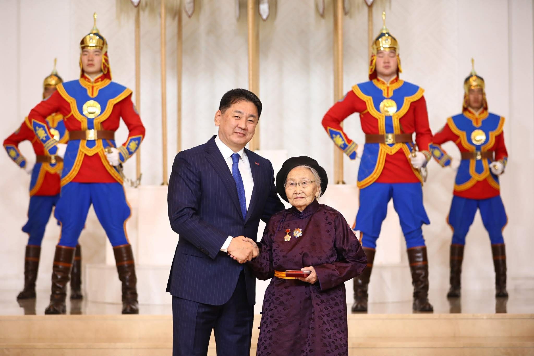 “Загасны Дулмаа” хэмээн олноо алдаршсан академич А.Дулмаад Хөдөлмөрийн баатар цол хүртээлээ