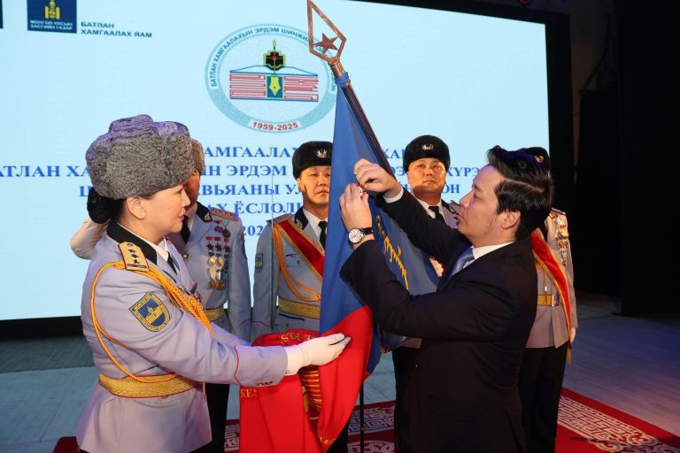 Батлан хамгаалахын эрдэм шинжилгээний хүрээлэнг Цэргийн гавьяаны улаан тугийн одонгоор шагналаа