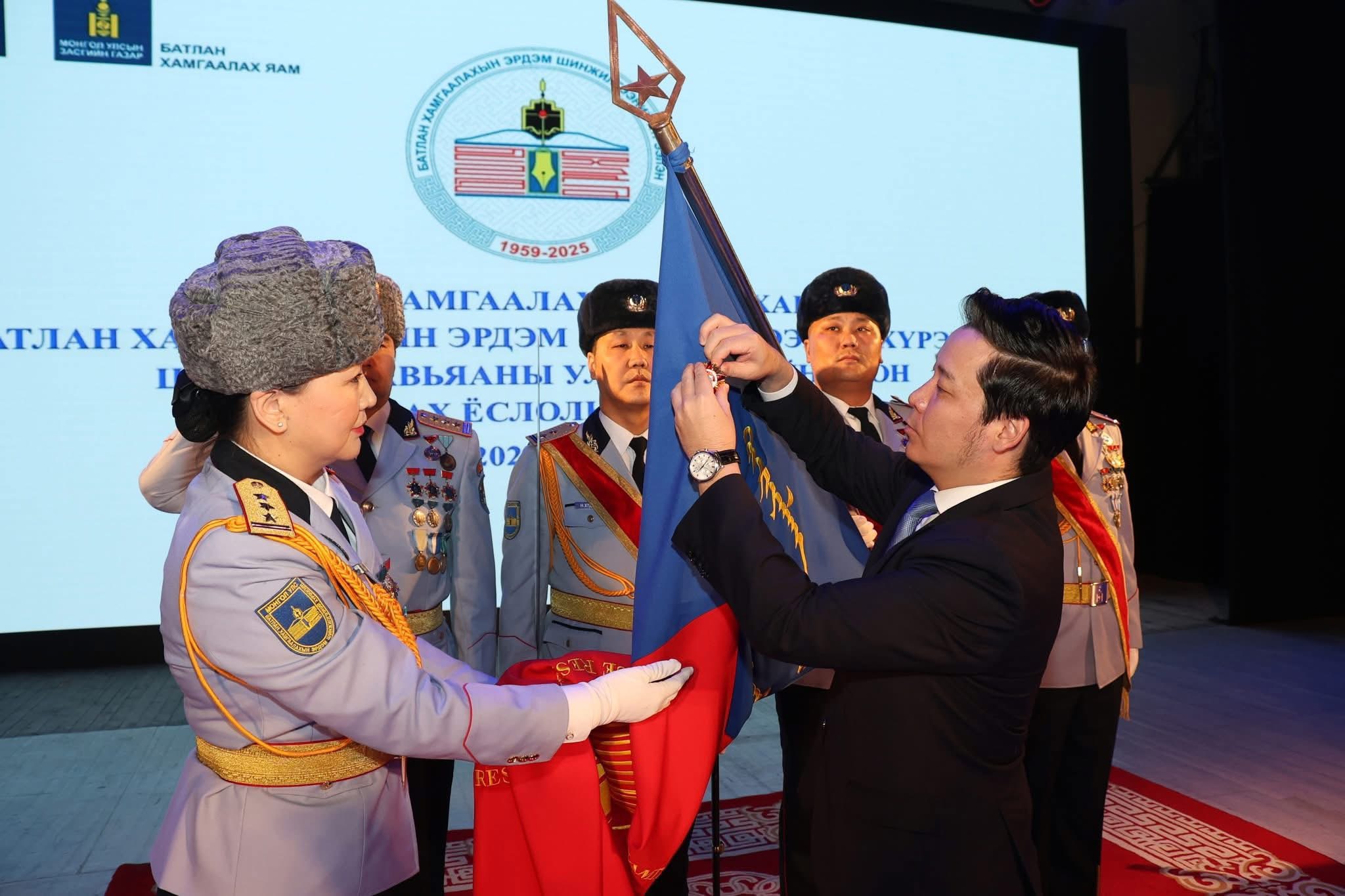 Батлан хамгаалахын эрдэм шинжилгээний хүрээлэнг Цэргийн гавьяаны улаан тугийн одонгоор шагналаа