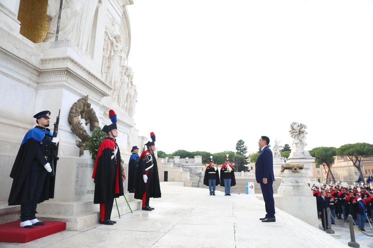 “Нэр нь үл мэдэгдэх цэргийн бунхан”-д цэцэг өргөж, хүндэтгэл үзүүллээ