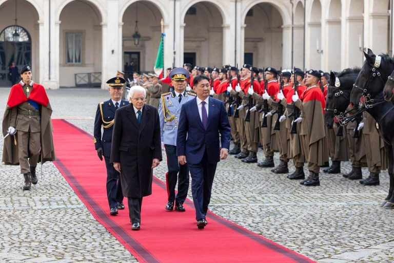 Монгол Улсын Ерөнхийлөгч У.Хүрэлсүх, гэргий Л.Болорцэцэг нарыг Бүгд Найрамдах Итали Улсын Ерөнхийлөгч Сэржо Маттарэлла, тэргүүн хатагтай Лаура Маттарэлла нар албан ёсоор угтаж авлаа