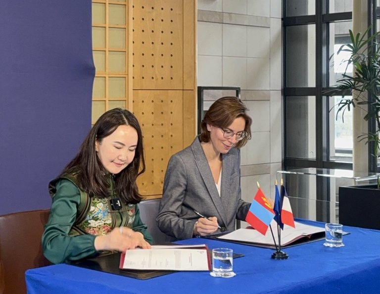 Монгол Улсын нутаг дэвсгэрээс хулгайлагдсан үлэг гүрвэлийн чулуужсан олдворыг эргүүлэн авлаа