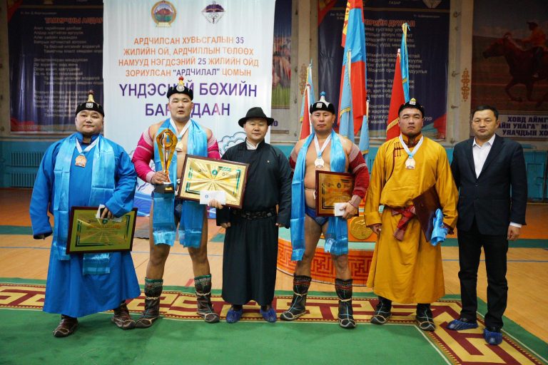 Ховд: “Ардчилал” цомын төлөөх барилдаанд Улсын начин Г.Дармаажанцан түрүүлэв