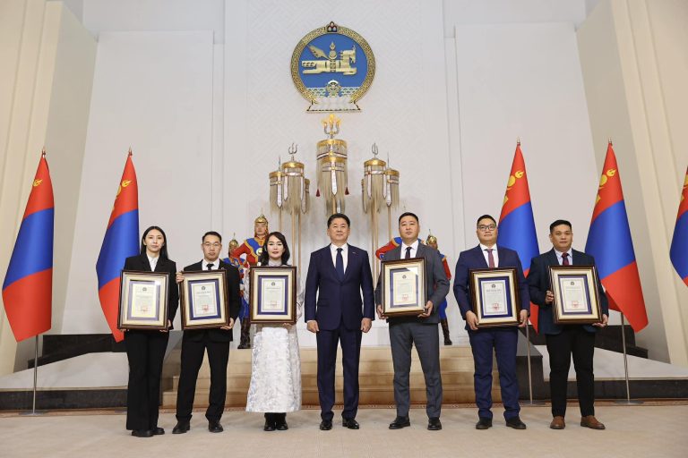 Шилдэг залуу эрдэмтэн, эмч нар Ерөнхийлөгчийн нэрэмжит шагнал хүртлээ