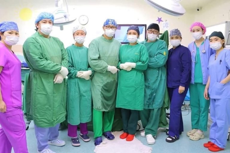 Өвдөгний тойгны төрөлхийн мултралыг дурангийн аргаар засах мэс заслыг нэвтрүүллээ