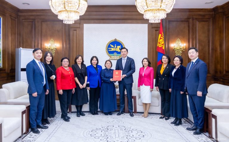 Нийгмийн ажлын тухай хуулийн төслийг О.Саранчулуун нарын 24 гишүүн өргөн мэдүүлэв